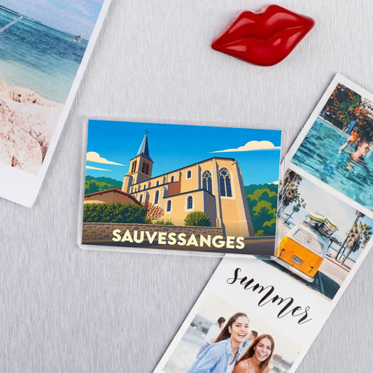 Magnet souvenir de la ville de Sauvessanges avec une illustration stylisée de son église.