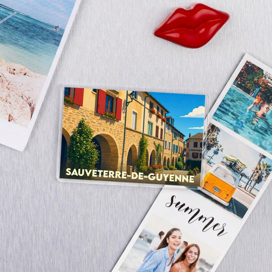 Magnet souvenir de la ville de Sauveterre-de-Guyenne avec une illustration stylisée de ses arcades fleuries.