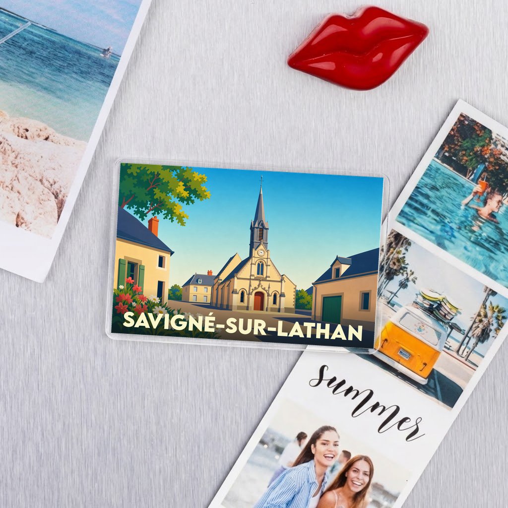Magnet souvenir de la ville de Savigné-sur-Lathan avec une illustration stylisée de son église et de ses maisons.