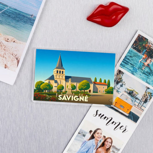 Magnet souvenir de la ville de Savigné avec une illustration stylisée de son église.