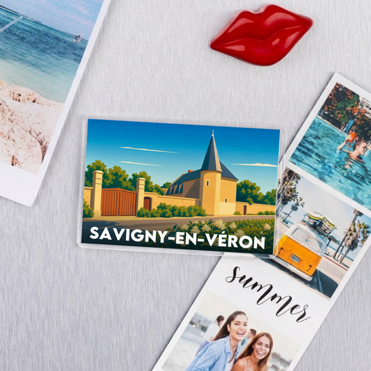 Magnet souvenir de la ville de Savigny-en-Véron avec une illustration stylisée.