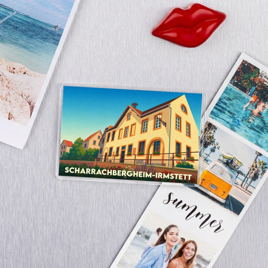Magnet souvenir de la ville de Scharrachbergheim-Irmstett avec une illustration stylisée d'une maison traditionnelle.