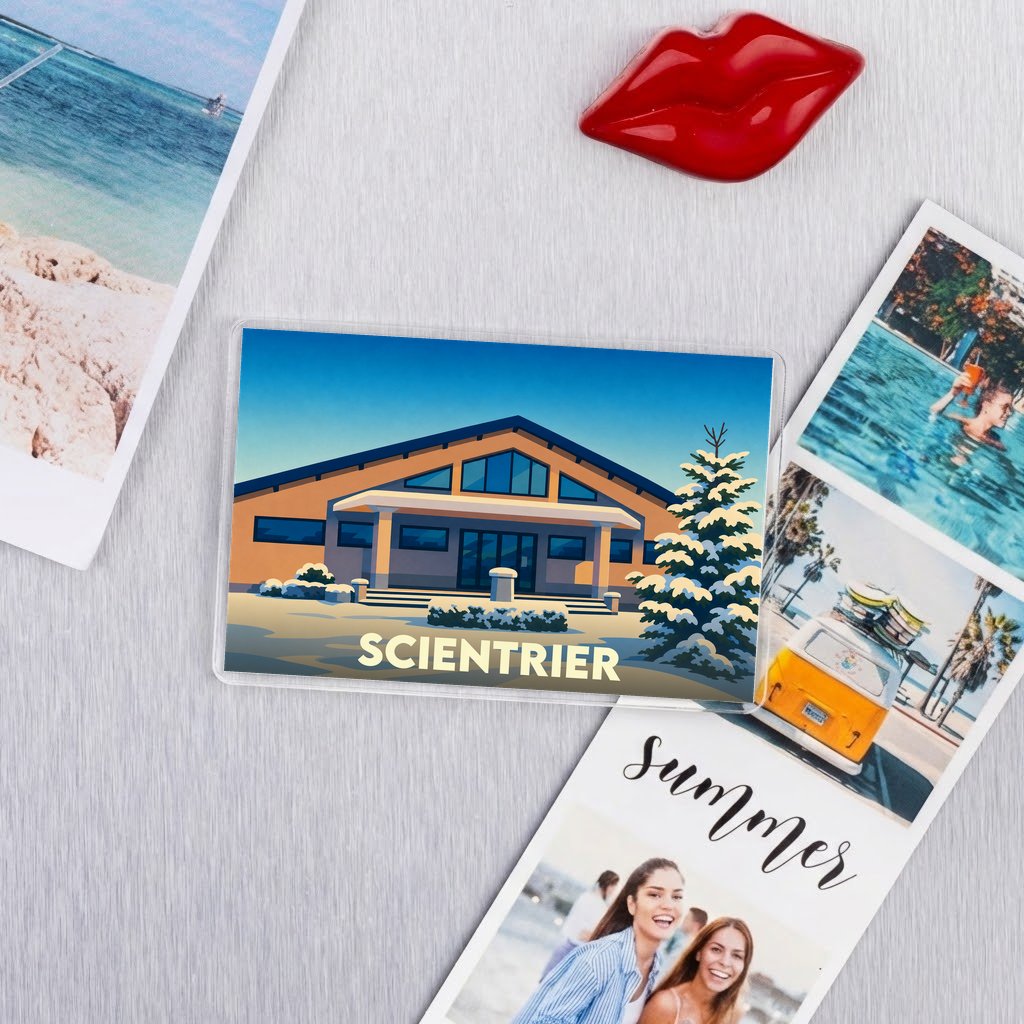 Magnet souvenir de la ville de Scientrier avec une illustration stylisée d'un bâtiment sous la neige.