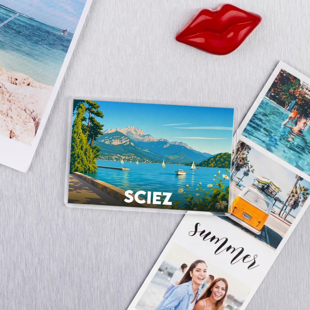 Magnet souvenir de la ville de Sciez avec une illustration stylisée d'un lac et de montagnes.