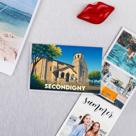 Magnet souvenir de la ville de Secondigny avec une illustration stylisée de son église.