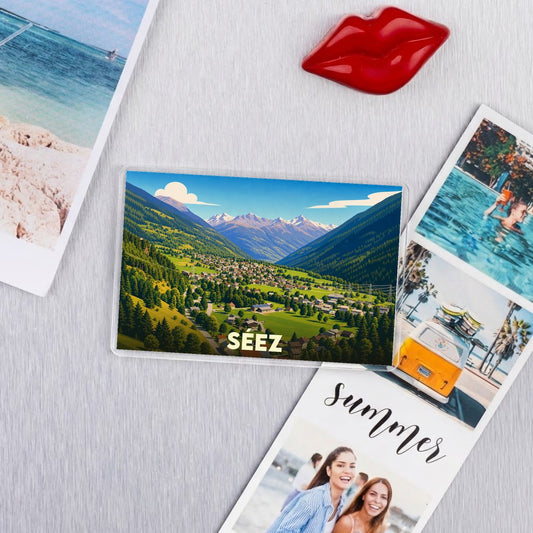 Magnet souvenir de la ville de Séez avec une illustration panoramique de la vallée et des montagnes.