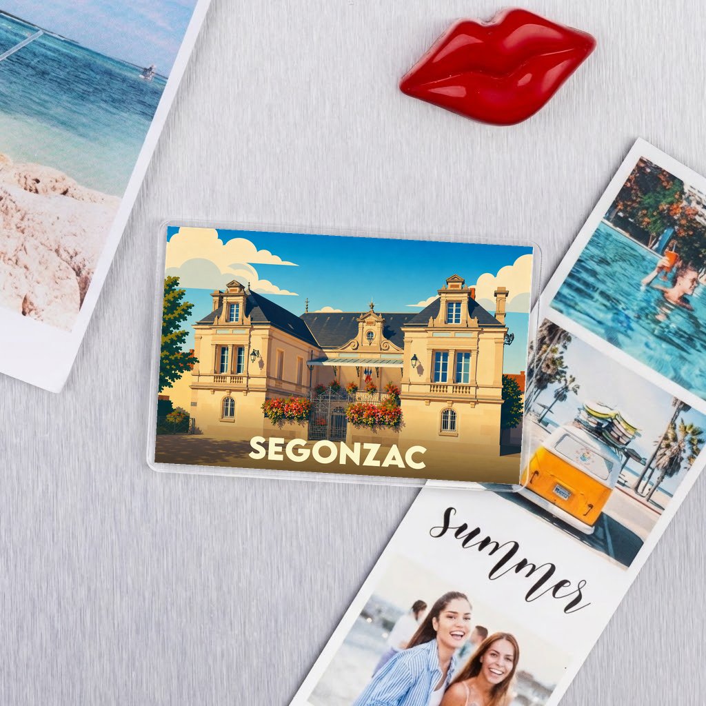 Magnet souvenir de la ville de Segonzac avec une illustration stylisée de sa mairie.