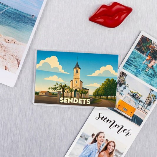 Magnet souvenir de la ville de Sendets avec une illustration stylisée de son église.