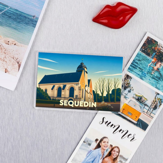 Magnet souvenir de la ville de Sequedin avec une illustration stylisée de son église.