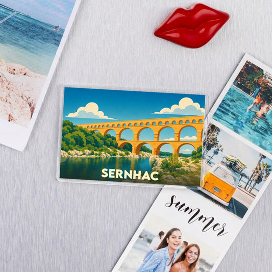 Magnet souvenir de la ville de Sernhac avec une illustration stylisée du Pont du Gard.