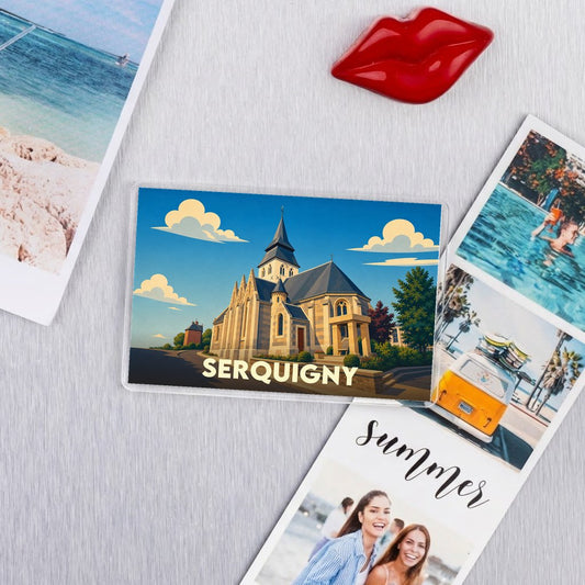 Magnet souvenir de la ville de Serquigny avec une illustration stylisée de son église.