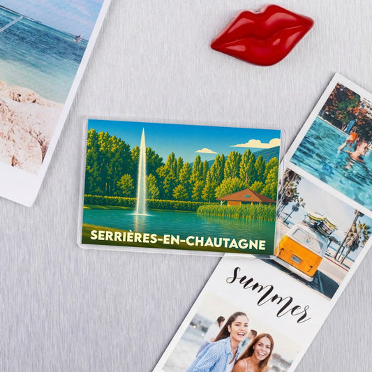 Magnet souvenir de Serrières-en-Chautagne illustrant un parc avec jet d'eau.