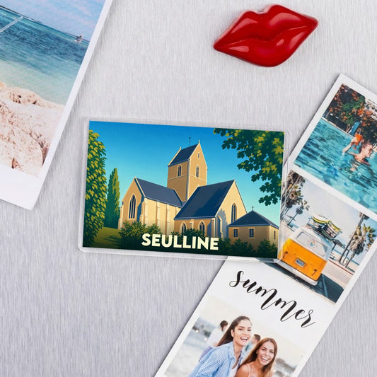 Magnet souvenir de la ville de Seulline avec une illustration stylisée de son église.