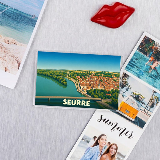 Magnet souvenir de la ville de Seurre avec une illustration stylisée d'un paysage urbain au bord de l'eau.