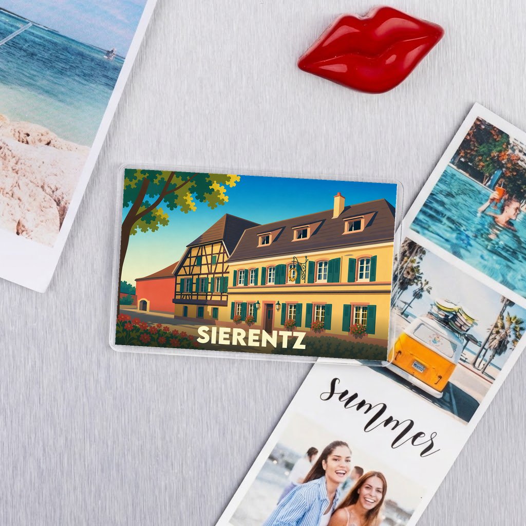 Magnet souvenir de la ville de Sierentz avec une illustration stylisée de bâtiments traditionnels alsaciens.