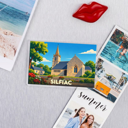 Magnet souvenir de la ville de Silfiac avec une illustration colorée de son église.