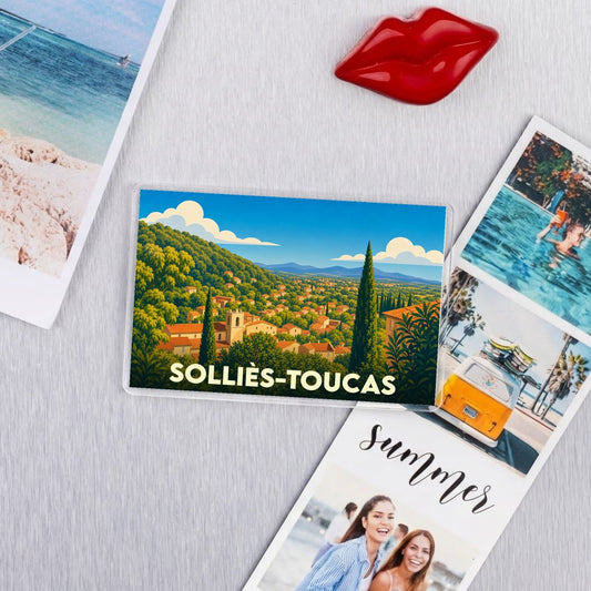 Magnet souvenir de la ville de Solliès-Toucas avec une illustration stylisée.