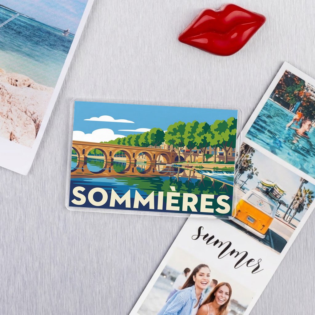 Magnet souvenir de la ville de Sommières avec une illustration stylisée de son pont historique.