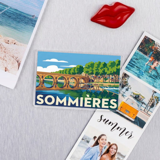 Magnet souvenir de la ville de Sommières avec une illustration stylisée de son pont historique.
