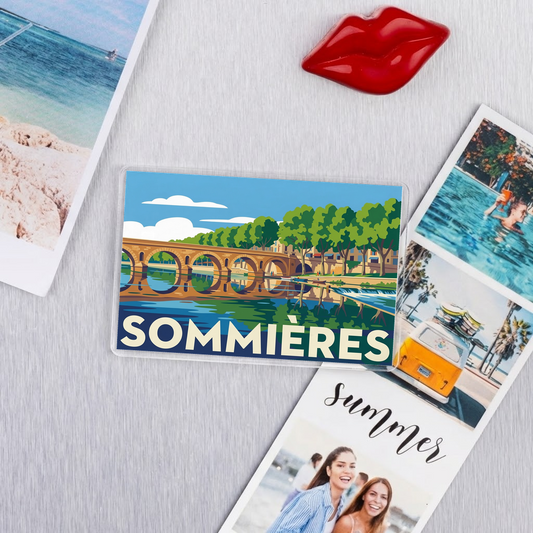 Magnet souvenir de la ville de Sommières avec une illustration stylisée de son pont historique.