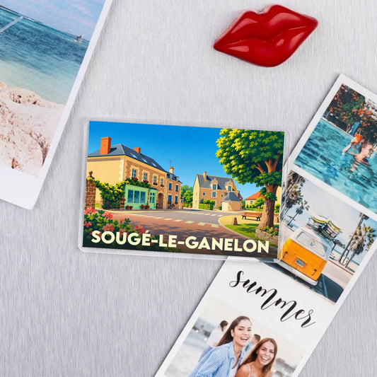 Magnet souvenir de la ville de Sougé-le-Ganelon avec une illustration stylisée et colorée du village.