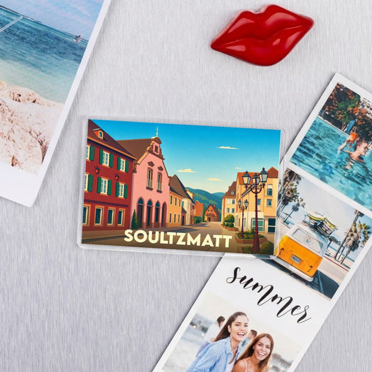 Magnet souvenir de la ville de Soultzmatt avec une illustration stylisée et colorée de ses bâtiments emblématiques.