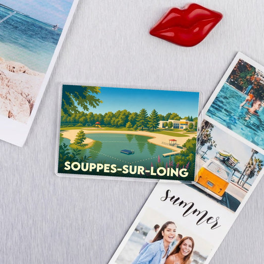 Magnet souvenir de la ville de Souppes-sur-Loing illustrant sa base de loisirs dans un style rétro.
