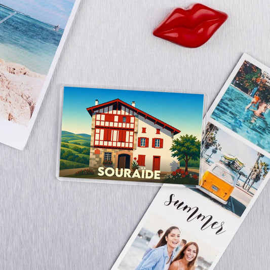 Magnet souvenir de la ville de Souraïde avec une illustration stylisée d'une maison basque traditionnelle.