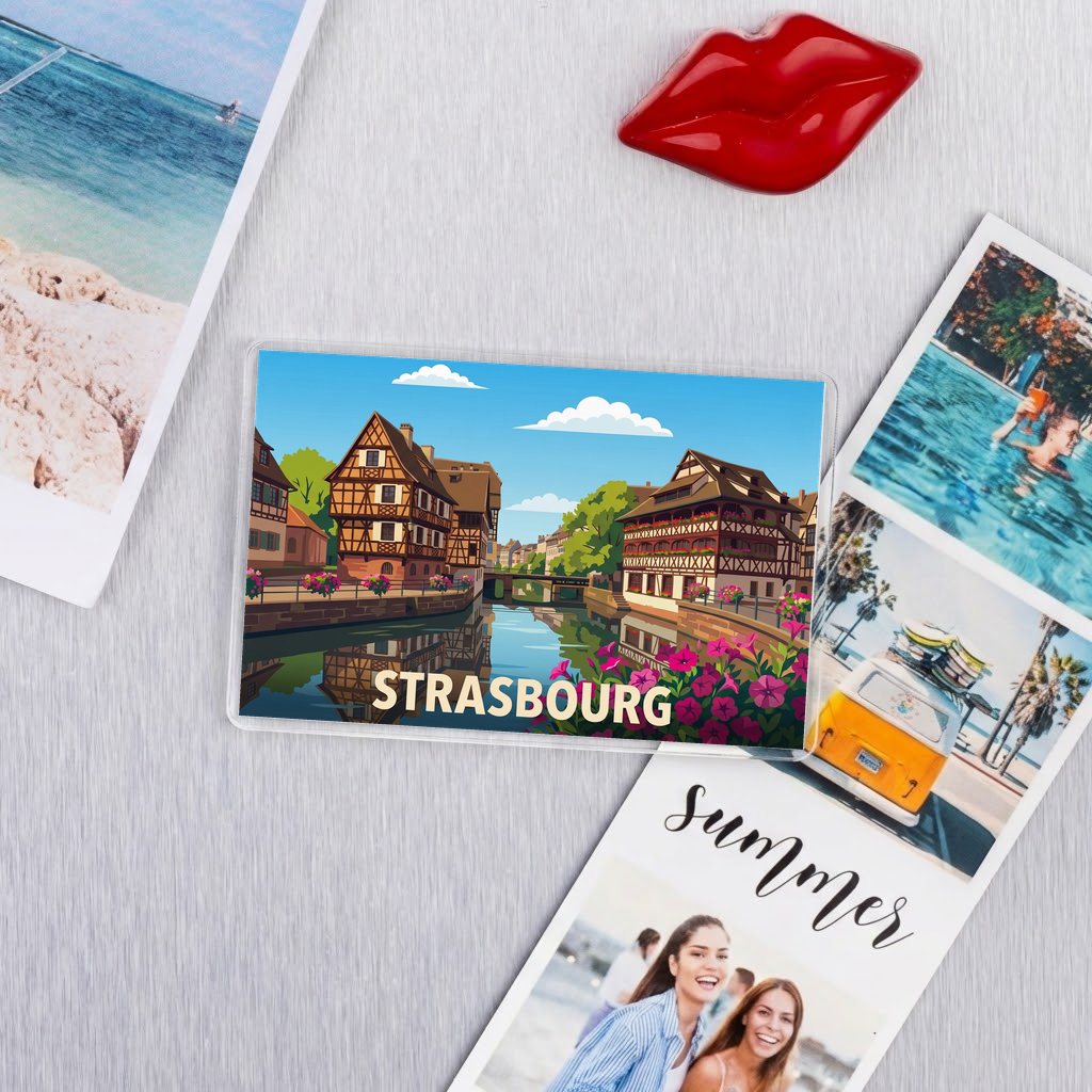 Magnet souvenir de la ville de Strasbourg avec une illustration stylisée de ses maisons à colombages.