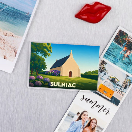 Magnet souvenir de la ville de Sulniac avec une illustration stylisée de sa chapelle.