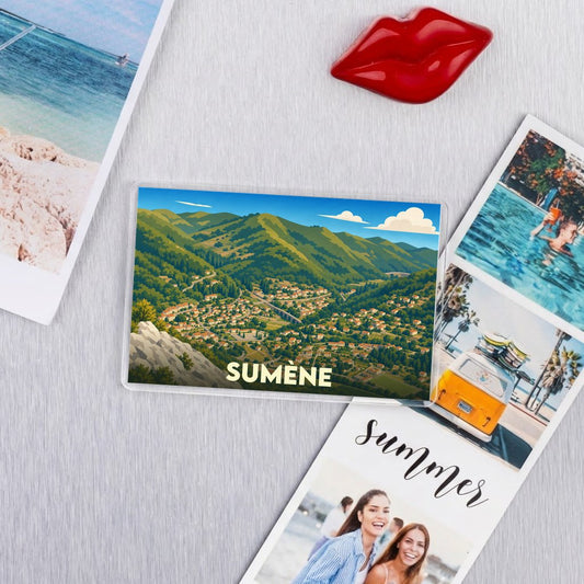 Magnet souvenir de la ville de Sumène avec une illustration stylisée de ses paysages montagneux.