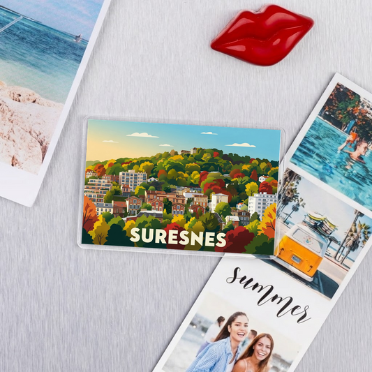 Magnet souvenir de la ville de Suresnes avec une illustration stylisée.