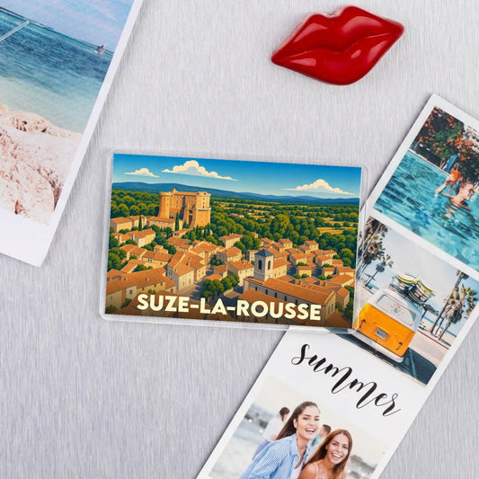 Magnet souvenir de la ville de Suze-la-Rousse avec une illustration stylisée du village et de son château.