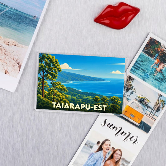 Magnet souvenir de la ville de Taiarapu-Est avec une illustration de paysage côtier stylisée.