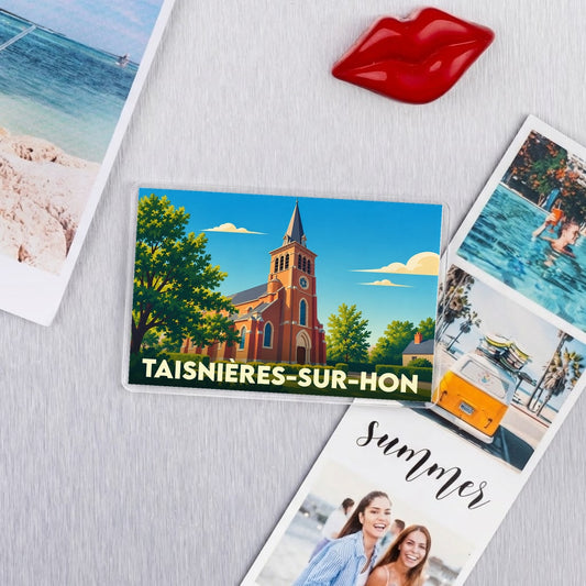Magnet souvenir de la ville de Taisnières-sur-Hon avec une illustration stylisée de son église.