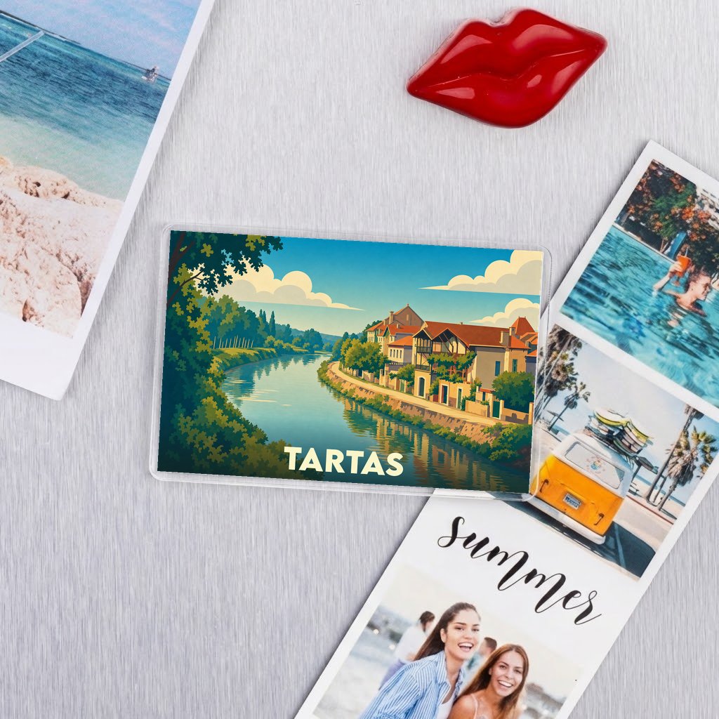Magnet souvenir de la ville de Tartas avec une illustration stylisée d'une rivière bordée de maisons.