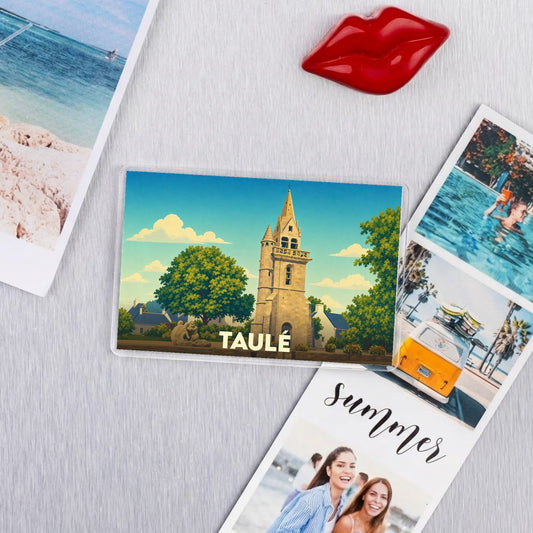 Magnet souvenir de la ville de Taulé avec une illustration stylisée de son église.