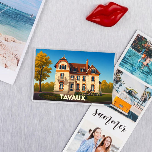 Magnet souvenir de la ville de Tavaux avec une illustration stylisée d'une demeure bourgeoise.