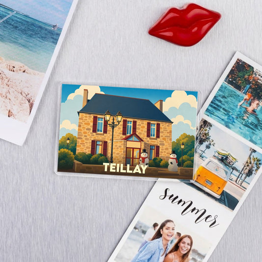 Magnet souvenir de la ville de Teillay avec une illustration stylisée d'une maison en pierre.