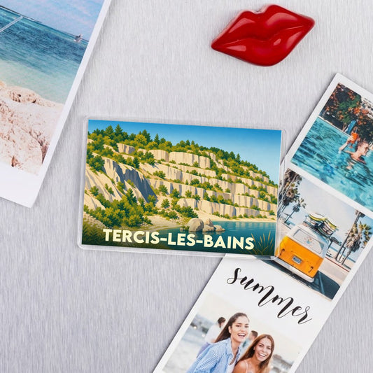 Magnet rectangulaire souvenir de la ville de Tercis-les-Bains avec une illustration de ses paysages naturels.
