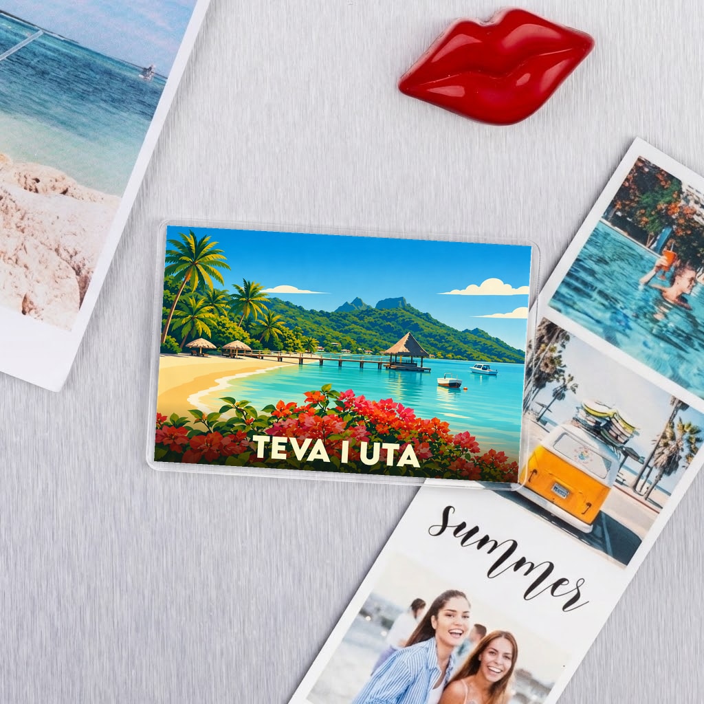 Magnet souvenir de Teva I Uta avec une illustration de plage tropicale et de montagnes.