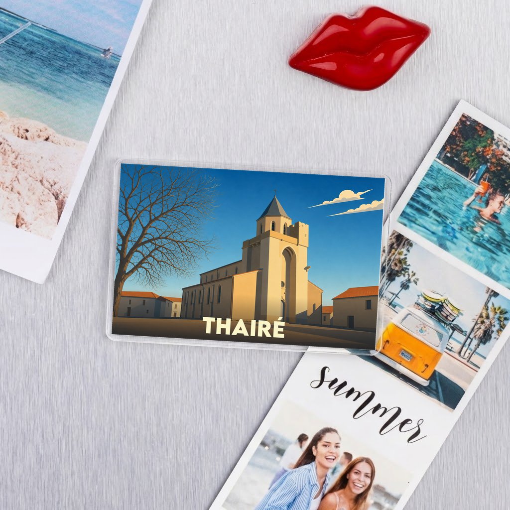 Magnet souvenir de la ville de Thairé avec une illustration stylisée de son église.