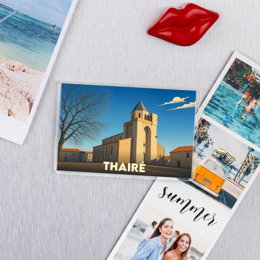 Magnet souvenir de la ville de Thairé avec une illustration stylisée de son église.
