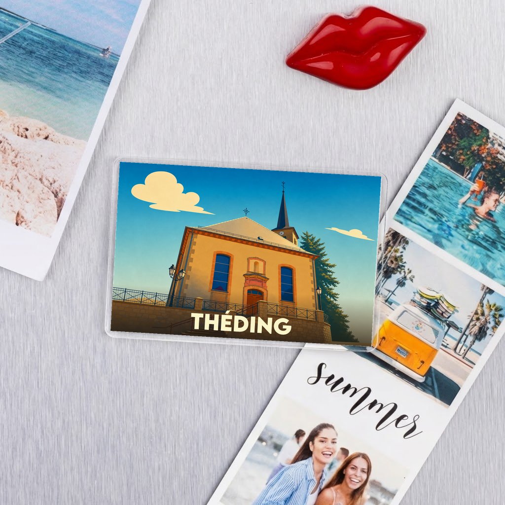 Magnet souvenir de la ville de Théding avec une illustration stylisée de son église.