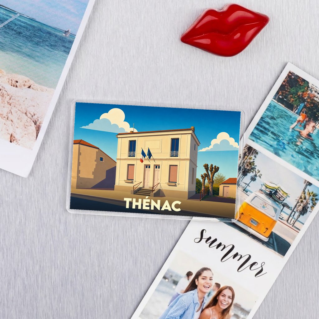 Magnet souvenir de la ville de Thénac avec une illustration stylisée de la mairie.