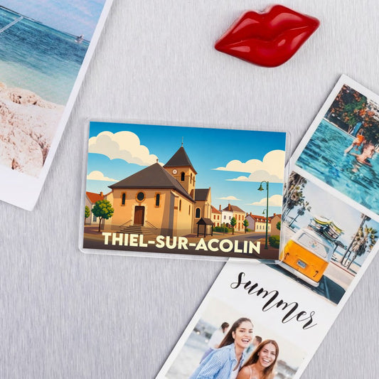 Magnet souvenir de la ville de Thiel-sur-Acolin avec une illustration stylisée de son église.