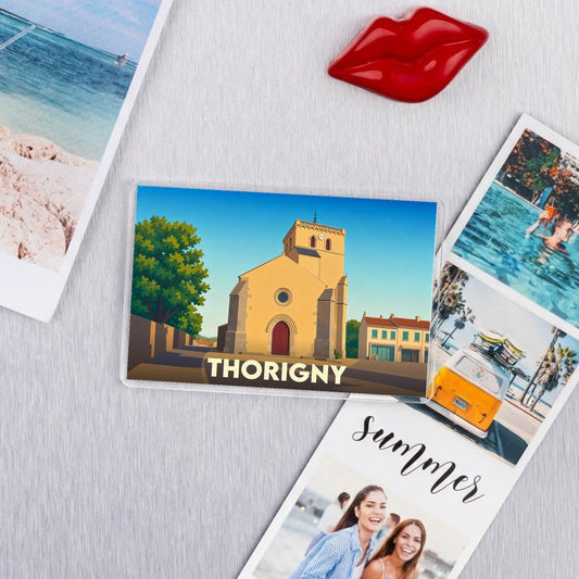 Magnet souvenir de la ville de Thorigny avec une illustration stylisée de son église.