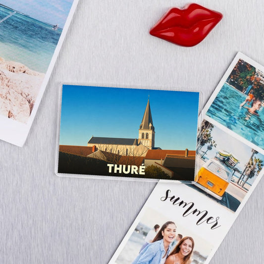 Magnet souvenir de la ville de Thuré avec une illustration stylisée de son église.