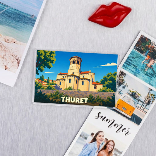 Magnet souvenir de la ville de Thuret avec une illustration stylisée de son église romane.