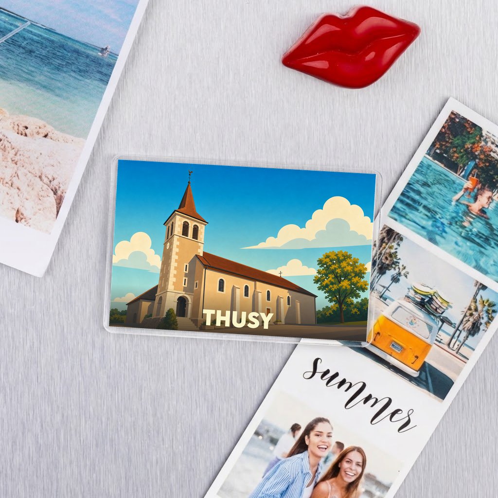 Magnet souvenir de la ville de Thusy avec une illustration stylisée de son église.